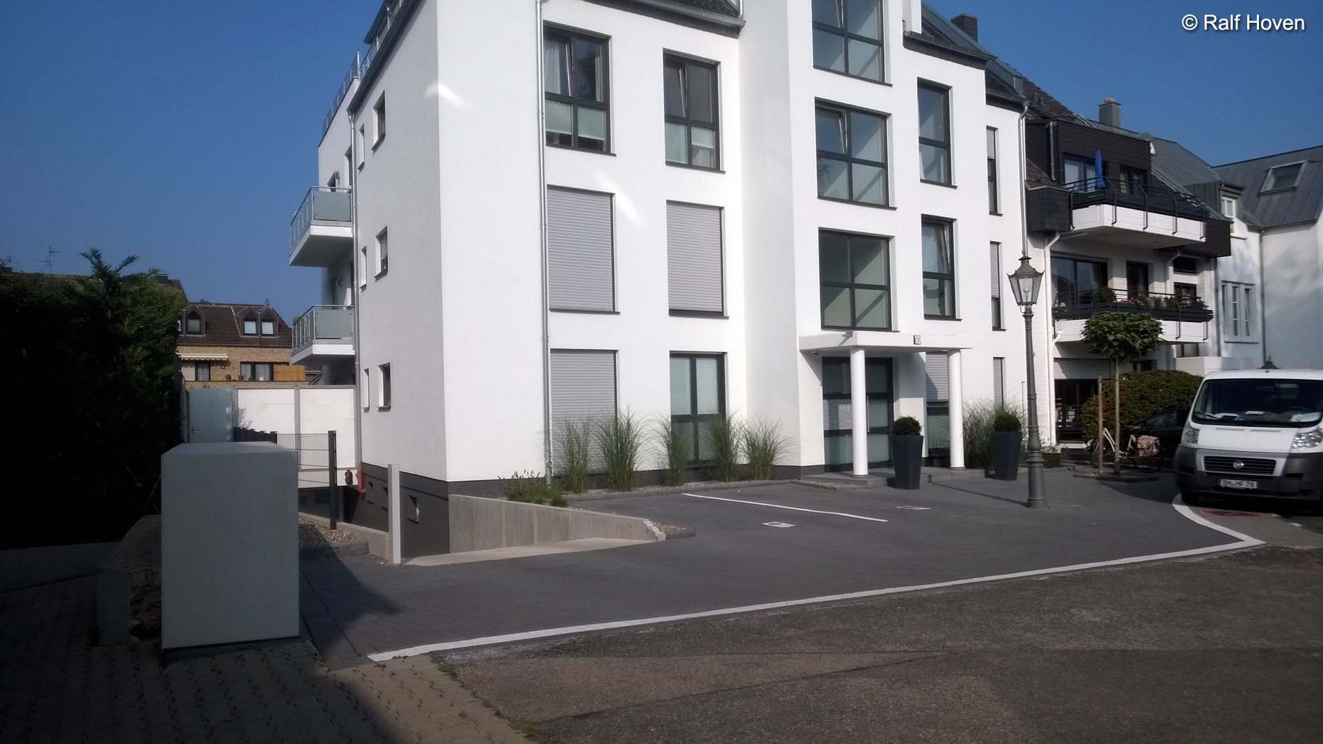 Aussenanlagen Köln Mehrfamilienhaus Kiesgarten Betonpflaster Terrassenplatten