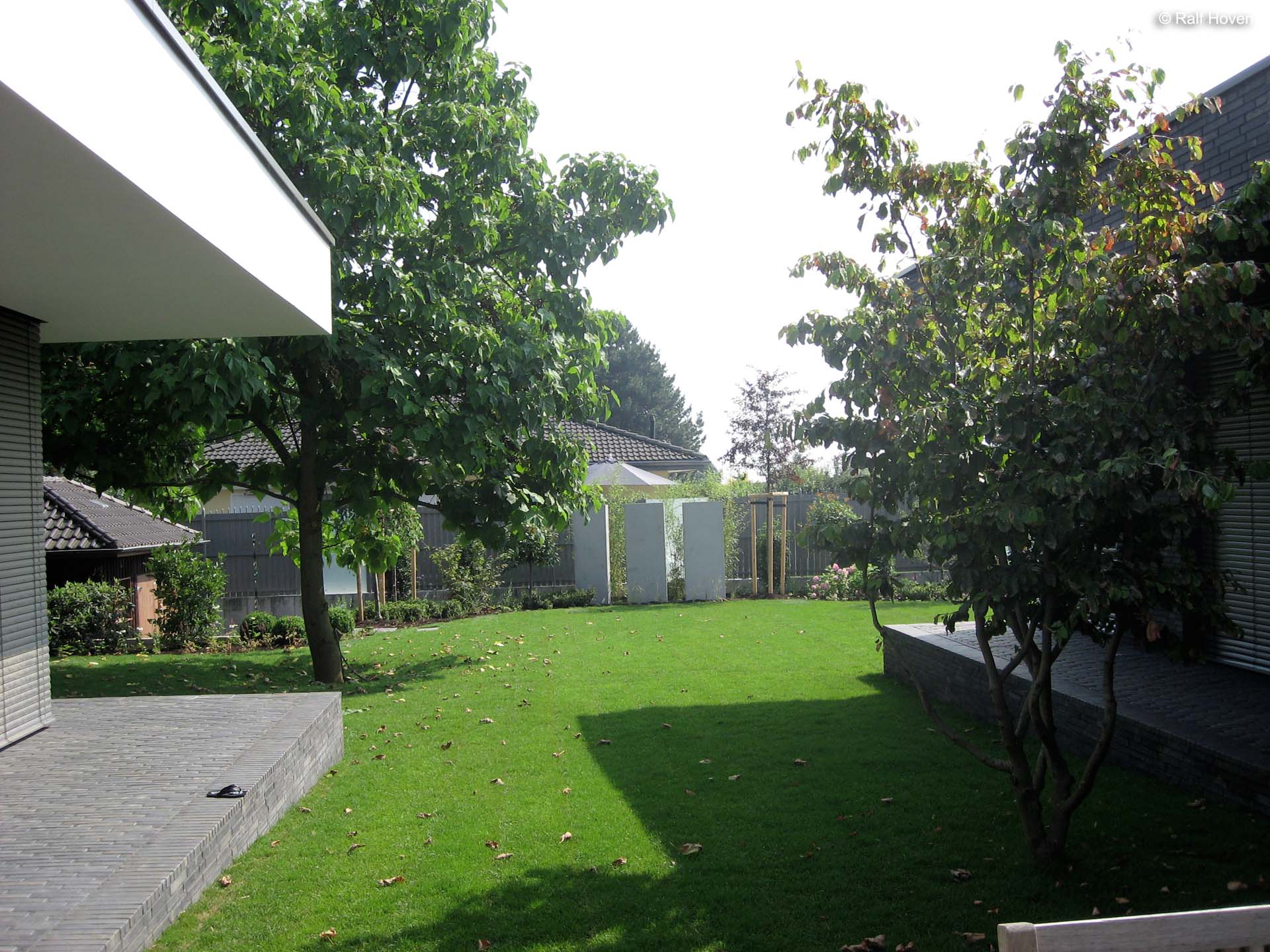 Gartengestaltung Pulheim Brauweiler großzügig modern Beete Buxkugeln Felsenbirne Kunstrasen