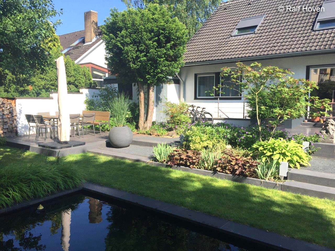 Gartengestaltung Köln-Lindweiler geometrisch formal Wasserbecken Basaltlava